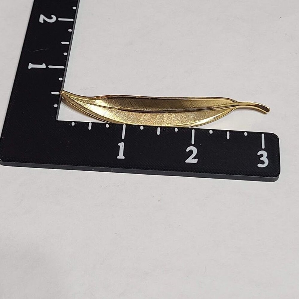Vintage Gold Tone Willow Leaf Brooch Pin Textured Elegant Costume Jewelry - Picture 4 of 4